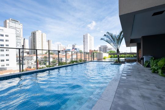 Apartamento na Vila Clementino com 2 quartos, varanda e piscina no condomínio. Excelente compra! — Piscina