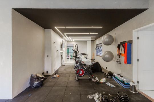 Compra apartamento mobiliado em Indianópolis com 3 quartos, quintal e varanda gourmet. — Academia