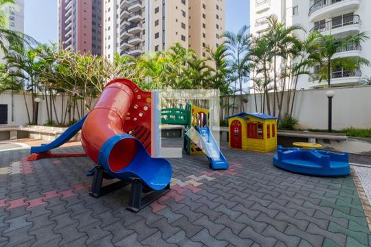 Compra apartamento mobiliado em Indianópolis com 3 quartos, quintal e varanda gourmet. — Playground