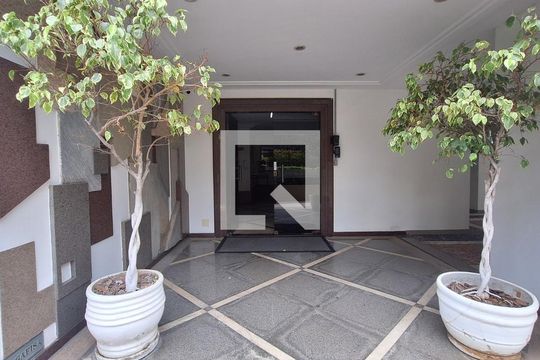 Compra apartamento mobiliado em Indianópolis com 3 quartos, quintal e varanda gourmet. — Entrada do Prédio
