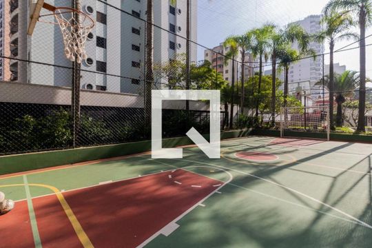 Compra apartamento mobiliado em Indianópolis com 3 quartos, quintal e varanda gourmet. — Quadra Esportiva