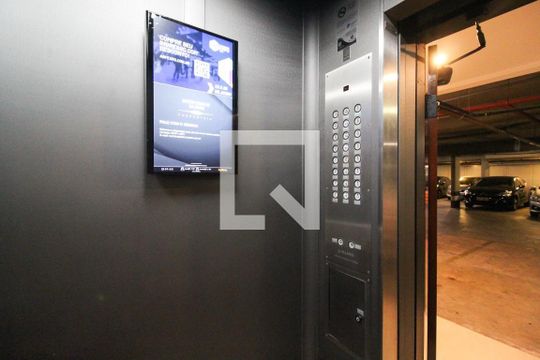 Compra apartamento mobiliado em Indianópolis com 3 quartos, quintal e varanda gourmet. — Elevador