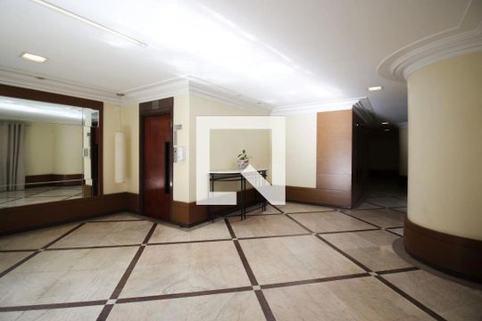 Compra apartamento mobiliado em Indianópolis com 3 quartos, quintal e varanda gourmet. — Hall social