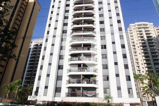 Compra apartamento mobiliado em Indianópolis com 3 quartos, quintal e varanda gourmet. — Fachada do Prédio