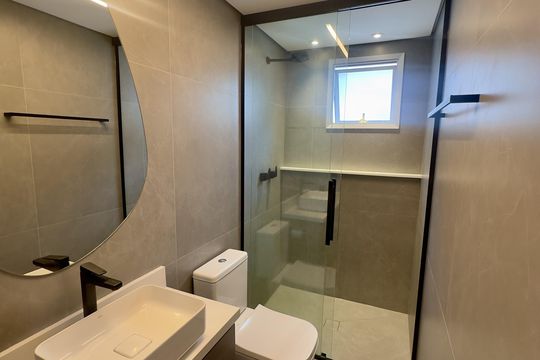 Comprar apartamento na Lapa, 3 quartos, 1 suíte, academia, mobiliado. — Banheiro