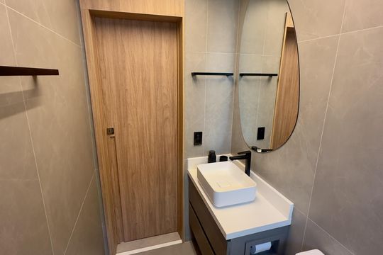Comprar apartamento na Lapa, 3 quartos, 1 suíte, academia, mobiliado. — Banheiro