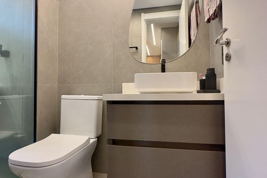 Comprar apartamento na Lapa, 3 quartos, 1 suíte, academia, mobiliado. — Banheiro