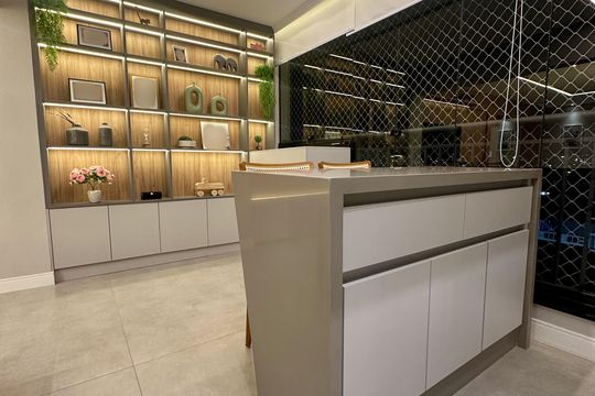 Comprar apartamento na Lapa, 3 quartos, 1 suíte, academia, mobiliado. — Varanda