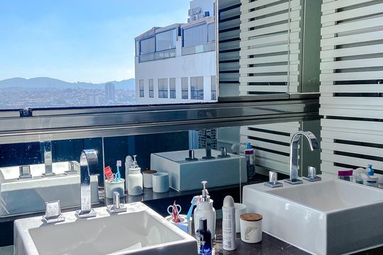 Apartamento mobiliado com 3 quartos, varanda gourmet e churrasqueira no condomínio, para comprar. — Banheiro da Suíte
