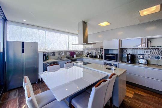 Apartamento mobiliado com 3 quartos, varanda gourmet e churrasqueira no condomínio, para comprar. — Cozinha