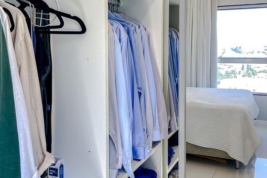 Apartamento mobiliado com 3 quartos, varanda gourmet e churrasqueira no condomínio, para comprar. — Quarto 1 - Suíte