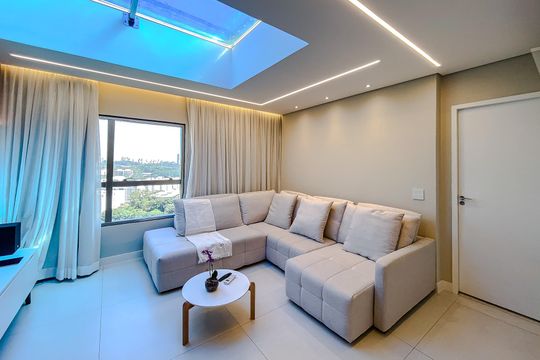 Apartamento mobiliado com 3 quartos, varanda gourmet e churrasqueira no condomínio, para comprar. — Sala