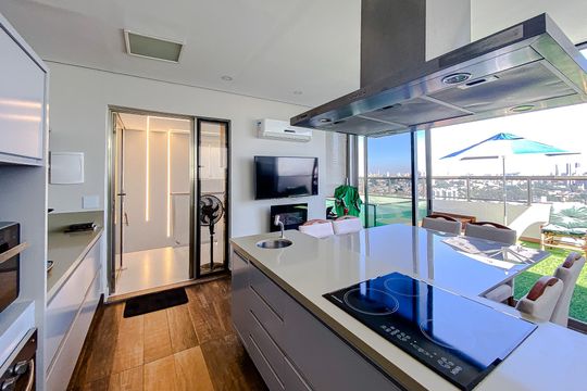 Apartamento mobiliado com 3 quartos, varanda gourmet e churrasqueira no condomínio, para comprar. — Cozinha