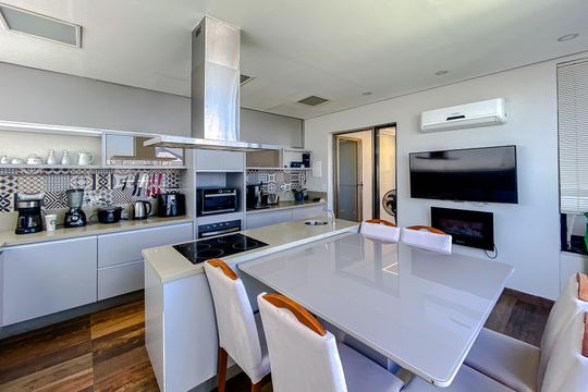 Apartamento mobiliado com 3 quartos, varanda gourmet e churrasqueira no condomínio, para comprar. — Cozinha
