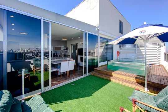 Apartamento mobiliado com 3 quartos, varanda gourmet e churrasqueira no condomínio, para comprar. — Varanda