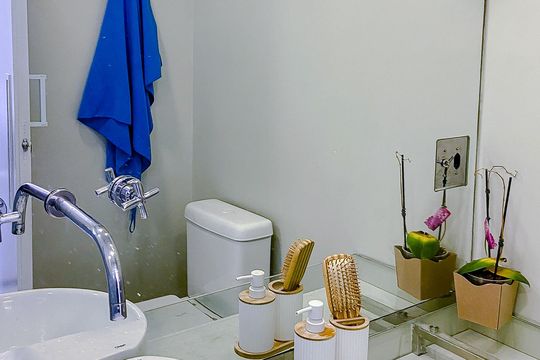 Apartamento mobiliado com 3 quartos, varanda gourmet e churrasqueira no condomínio, para comprar. — Banheiro