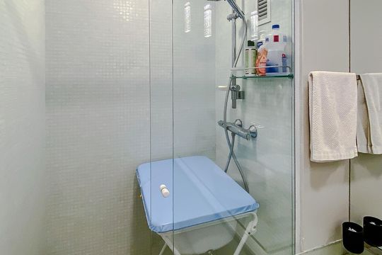 Apartamento mobiliado com 3 quartos, varanda gourmet e churrasqueira no condomínio, para comprar. — Banheiro