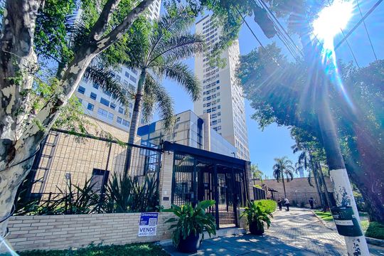 Apartamento mobiliado com 3 quartos, varanda gourmet e churrasqueira no condomínio, para comprar. — Fachada - Plaquinha