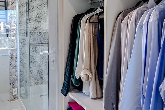 Apartamento mobiliado com 3 quartos, varanda gourmet e churrasqueira no condomínio, para comprar. — Quarto 1 - Suíte