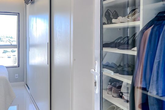 Apartamento mobiliado com 3 quartos, varanda gourmet e churrasqueira no condomínio, para comprar. — Quarto 1 - Suíte