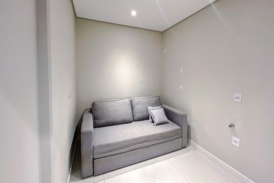 Apartamento mobiliado com 3 quartos, varanda gourmet e churrasqueira no condomínio, para comprar. — Sala