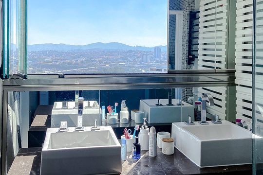 Apartamento mobiliado com 3 quartos, varanda gourmet e churrasqueira no condomínio, para comprar. — Banheiro da Suíte