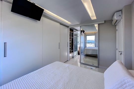 Apartamento mobiliado com 3 quartos, varanda gourmet e churrasqueira no condomínio, para comprar. — Quarto 1 - Suíte