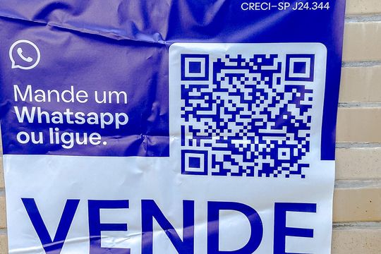 Apartamento mobiliado com 3 quartos, varanda gourmet e churrasqueira no condomínio, para comprar. — Plaquinha