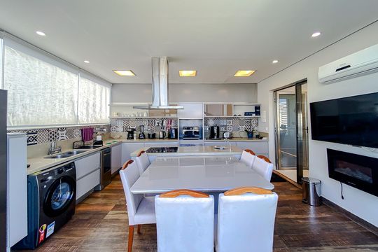 Apartamento mobiliado com 3 quartos, varanda gourmet e churrasqueira no condomínio, para comprar. — Cozinha