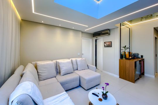 Apartamento mobiliado com 3 quartos, varanda gourmet e churrasqueira no condomínio, para comprar. — Sala