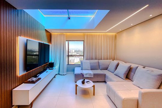 Apartamento mobiliado com 3 quartos, varanda gourmet e churrasqueira no condomínio, para comprar. — Sala