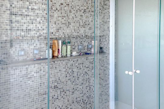 Apartamento mobiliado com 3 quartos, varanda gourmet e churrasqueira no condomínio, para comprar. — Banheiro da Suíte