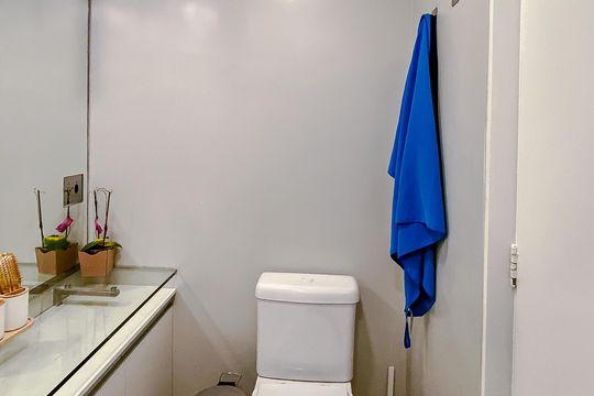 Apartamento mobiliado com 3 quartos, varanda gourmet e churrasqueira no condomínio, para comprar. — Banheiro