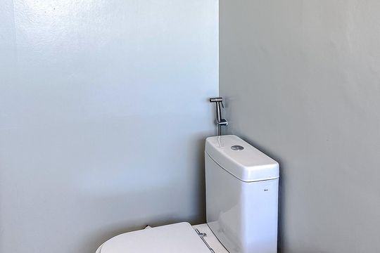 Apartamento mobiliado com 3 quartos, varanda gourmet e churrasqueira no condomínio, para comprar. — Banheiro da Suíte