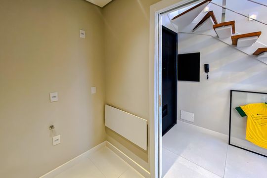 Apartamento mobiliado com 3 quartos, varanda gourmet e churrasqueira no condomínio, para comprar. — Sala
