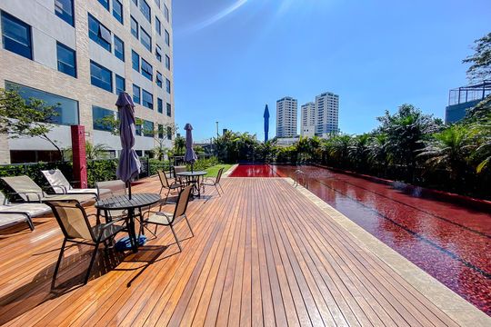 Apartamento mobiliado com 3 quartos, varanda gourmet e churrasqueira no condomínio, para comprar. — Área comum - Piscina