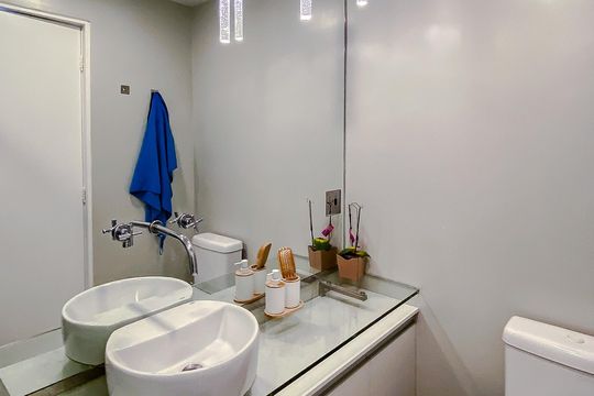 Apartamento mobiliado com 3 quartos, varanda gourmet e churrasqueira no condomínio, para comprar. — Banheiro