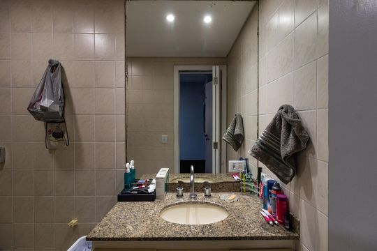 Comprar apartamento com 3 quartos e academia no condomínio. — Banheiro da Suíte 1