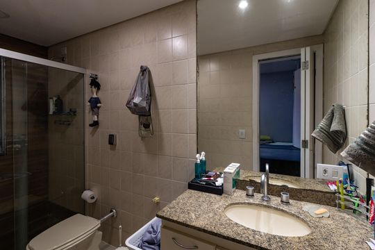Comprar apartamento com 3 quartos e academia no condomínio. — Banheiro da Suíte 1
