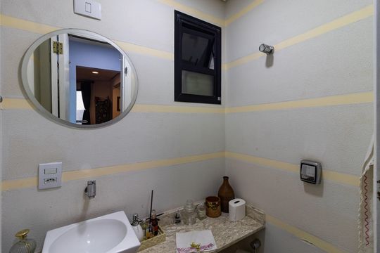 Comprar apartamento com 3 quartos e academia no condomínio. — Lavabo