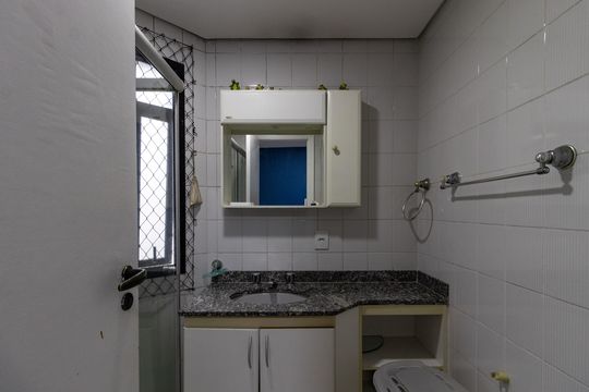 Comprar apartamento com 3 quartos e academia no condomínio. — Banheiro da Suíte 2