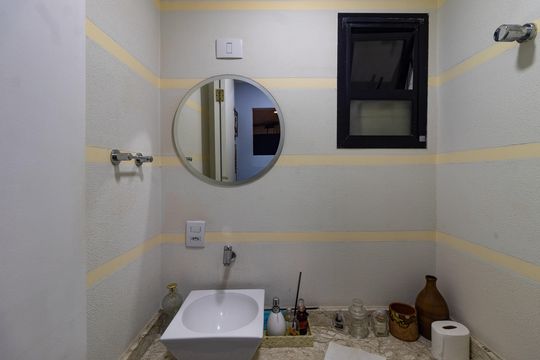 Comprar apartamento com 3 quartos e academia no condomínio. — Lavabo