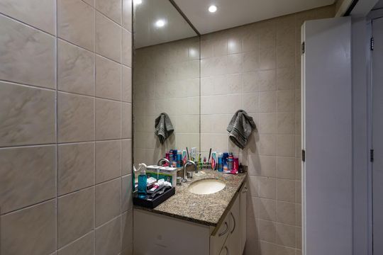 Comprar apartamento com 3 quartos e academia no condomínio. — Banheiro da Suíte 1