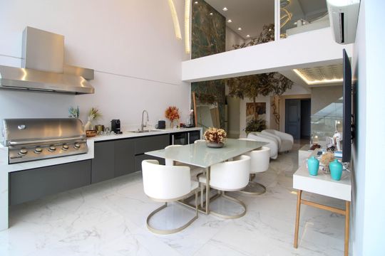 Apartamento mobiliado para comprar em Vila Andrade, 4 suítes, varanda, piscina, academia e churrasqueira. — Varanda da Sala