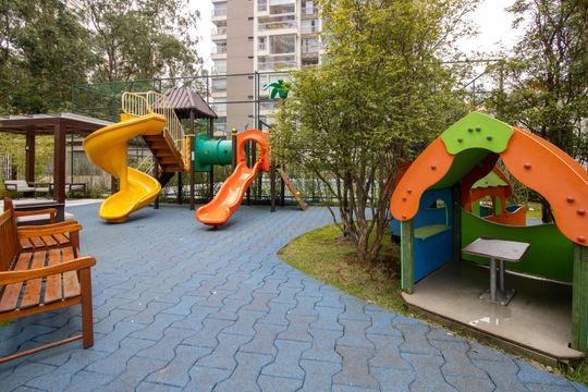 Apartamento mobiliado para comprar em Vila Andrade, 4 suítes, varanda, piscina, academia e churrasqueira. — Playground