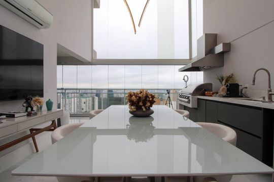Apartamento mobiliado para comprar em Vila Andrade, 4 suítes, varanda, piscina, academia e churrasqueira. — Varanda da Sala