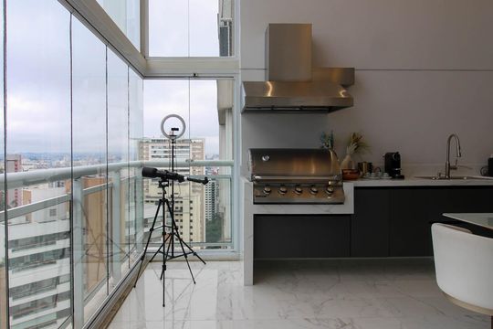 Apartamento mobiliado para comprar em Vila Andrade, 4 suítes, varanda, piscina, academia e churrasqueira. — Varanda da Sala