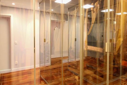 Apartamento mobiliado para comprar em Vila Andrade, 4 suítes, varanda, piscina, academia e churrasqueira. — Closet Suíte 3
