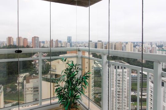 Apartamento mobiliado para comprar em Vila Andrade, 4 suítes, varanda, piscina, academia e churrasqueira. — Varanda Suíte 3
