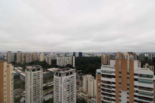 Apartamento mobiliado para comprar em Vila Andrade, 4 suítes, varanda, piscina, academia e churrasqueira. — Vista Varanda Suíte 3